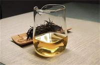 用琉璃茶具品茶，让生活清澈简单