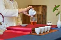 茶艺师品茶，茶道里面蕴含的文化是值得细细品味