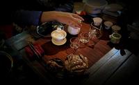 潮汕地区的功夫茶是融精神礼仪沏泡技巧巡茶艺术品评质量为一体的完整茶道形式